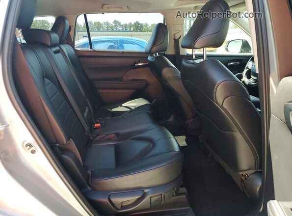 5TDKDRBH1PS020592 2023 TOYOTA HIGHLANDER Silver Vista del compartimento del motor