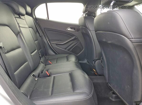 WDCTG4GB3JJ390069 2018 MERCEDES-BENZ GLA Silver 