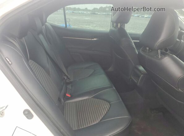 4T1G11AK8MU555239 2021 TOYOTA CAMRY White Widok wnętrza z tyłu