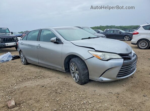 4T1BF1FKXHU675733 2017 TOYOTA CAMRY Серебряный Вид спереди