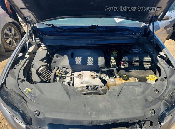 1C4PJMDN9KD216594 2019 JEEP CHEROKEE Silver ძრავის განყოფილების ხედი
