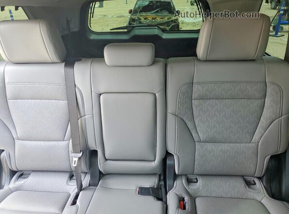 7SVAAABA0PX005705 2023 TOYOTA SEQUOIA Silver უკანა სალონის ხედი