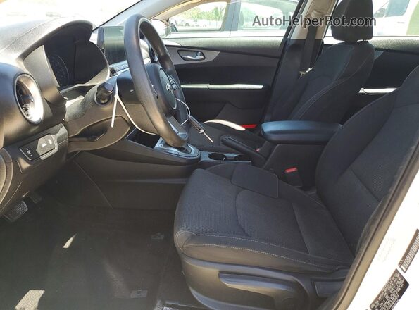 3KPF24AD6ME299214 2021 KIA FORTE White Առջևի վահանակի տեսք