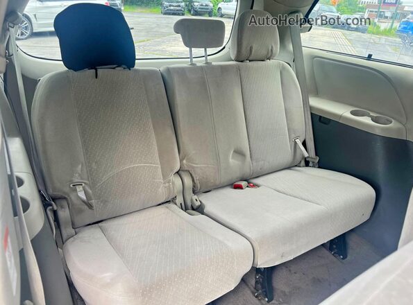 5TDKZ3DC7JS903233 2018 TOYOTA SIENNA Black Rear interior view