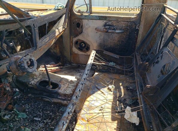 F14HRBG2624 1978 FORD F150 Пожар Вид салона спереди