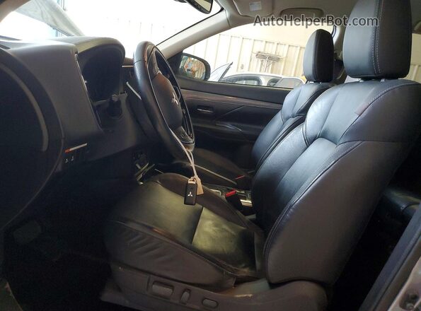 JA4AD3A33LZ033605 2020 MITSUBISHI OUTLANDER Gray Front interior view