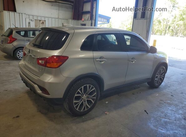 JA4AP3AW0JU015431 2018 MITSUBISHI OUTLANDER Серебряный Задняя правая четверть