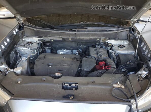 JA4AP3AW0JU015431 2018 MITSUBISHI OUTLANDER Серебряный Вид задней части салона