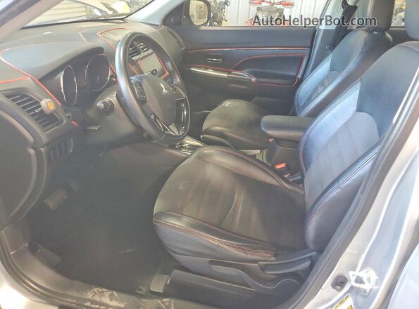 JA4AP3AW0JU015431 2018 MITSUBISHI OUTLANDER Серебряный Вид салона спереди
