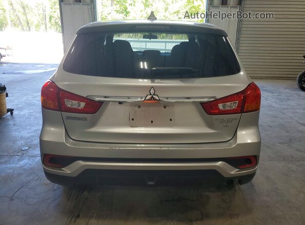 JA4AP3AW0JU015431 2018 MITSUBISHI OUTLANDER Серебряный Вид сзади