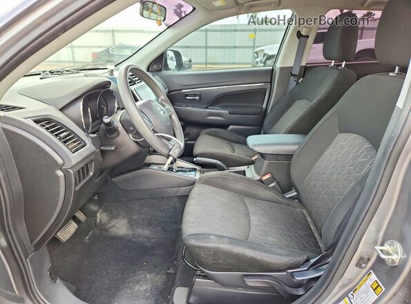 JA4AR3AU4LU013869 2020 MITSUBISHI OUTLANDER Silver Вид салону спереду