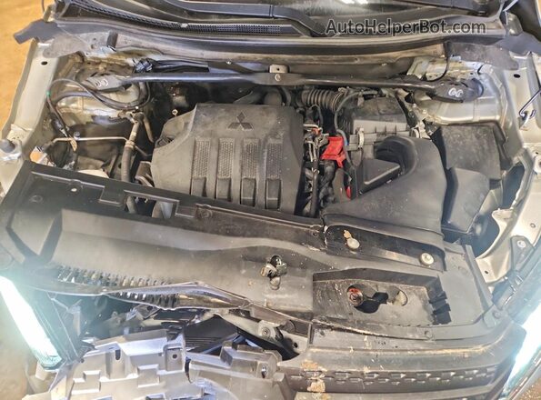 JA4ATWAAXRZ004856 2024 MITSUBISHI ECLIPSE Silver Vista del compartimento del motor