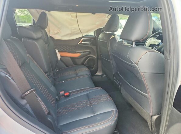 JA4J4WA88RZ024792 2024 MITSUBISHI OUTLANDER White Vista interior trasera