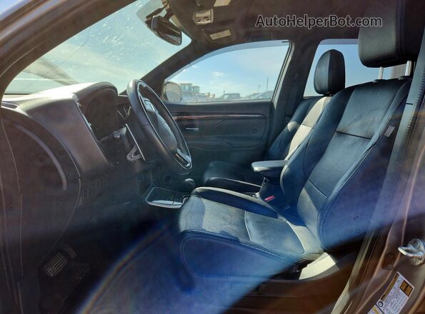 JA4JZ3AX1JZ605417 2018 MITSUBISHI OUTLANDER Gray Front interior view