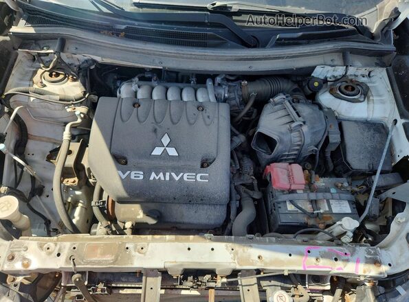 JA4JZ3AX7HZ611636 2017 MITSUBISHI OUTLANDER White Widok wnętrza z tyłu