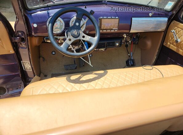 JB1352445 1951 CHEVROLET UK Purple Vista del salpicadero