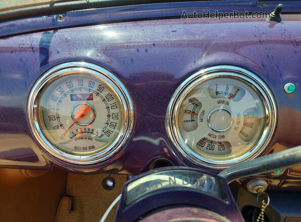 JB1352445 1951 CHEVROLET UK Purple Vista del cuadro de instrumentos