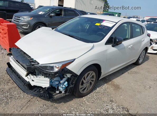 JF1GUABC2S8339675 2025 SUBARU IMPREZA White წინა მარცხენა ხედი სამი მეოთხედიდან