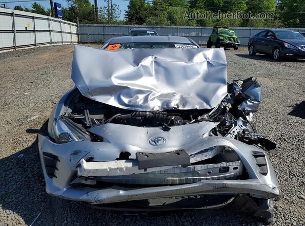 JF1ZNAA14H9702406 2017 TOYOTA 86 Серебряный Вид спереди