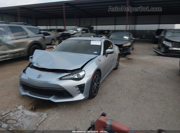 JF1ZNAA15L8751693 2020 TOYOTA 86 Silver Vista tres cuartos delantera izquierda