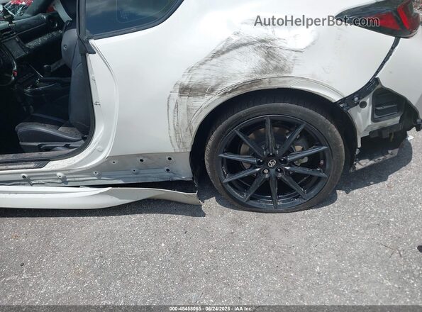 JF1ZNBE15R8760385 2024 TOYOTA GR86 White Вид спереду