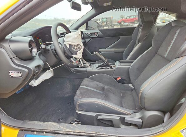 JF1ZNBM1XT8075677 2026 TOYOTA GR86 Yellow Вид салону спереду