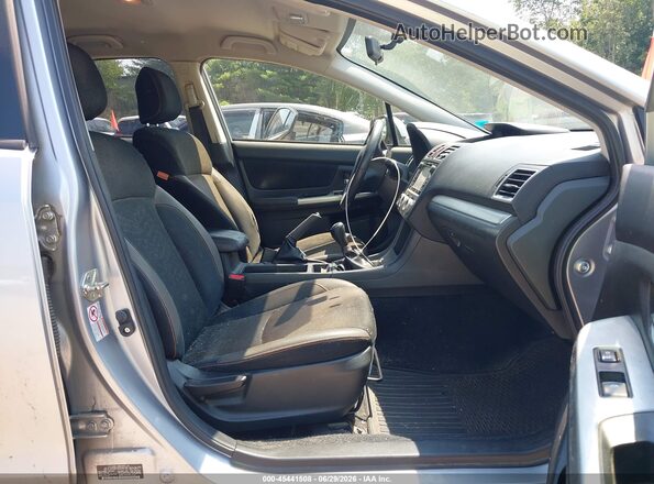 JF2GPABC9H9206188 2017 SUBARU CROSSTREK Silver Вид салону спереду