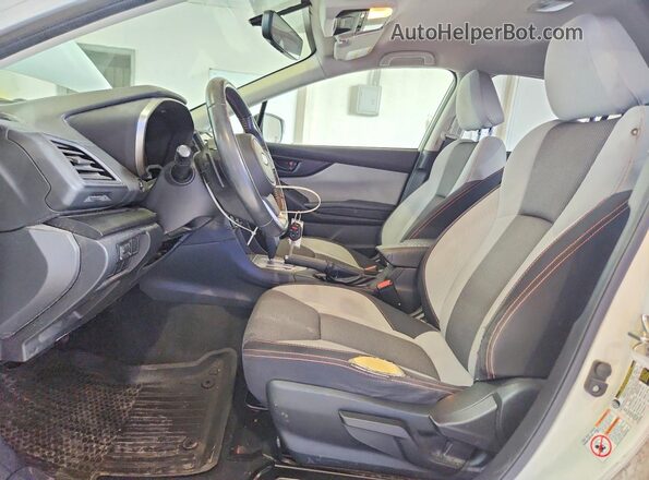 JF2GTABC8JH253445 2018 SUBARU CROSSTREK White Սալոնի դիմացի տեսք