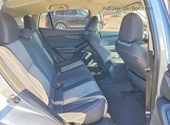 JF2GTABC9JH236072 2018 SUBARU CROSSTREK Silver Widok tylnych siedzeń