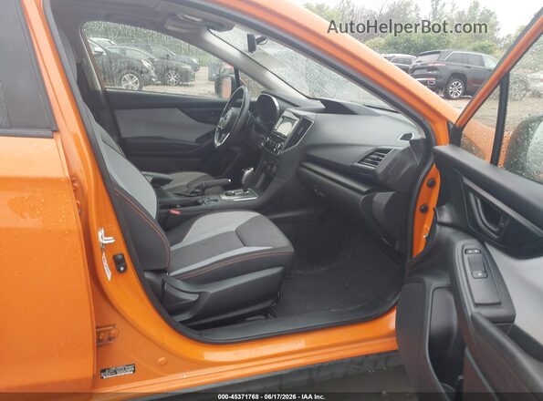 JF2GTACC5JH243907 2018 SUBARU CROSSTREK Оранжевый Вид салона спереди