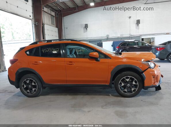 JF2GTACC6JH217431 2018 SUBARU CROSSTREK Оранжевый Вид задней части салона