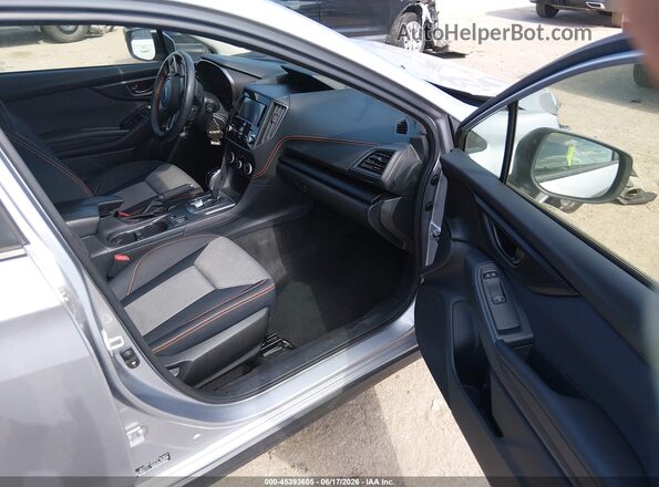 JF2GTAEC3P8235097 2023 SUBARU CROSSTREK Серебряный Вид салона спереди