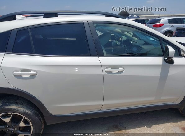 JF2GTAEC9K8220130 2019 SUBARU CROSSTREK White Vista interior trasera