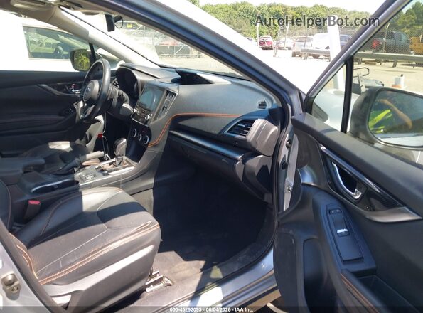 JF2GTALC2JH290666 2018 SUBARU CROSSTREK Silver Widok wnętrza z przodu