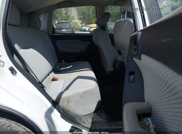 JF2SJABC2JH517548 2018 SUBARU FORESTER White Widok naklejki z numerem VIN