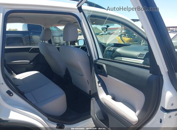 JF2SJABC7JH604068 2018 SUBARU FORESTER White VIN կոդի պիտակի տեսք