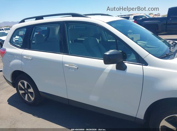 JF2SJABC7JH604068 2018 SUBARU FORESTER White Սալոնի հետևի տեսք