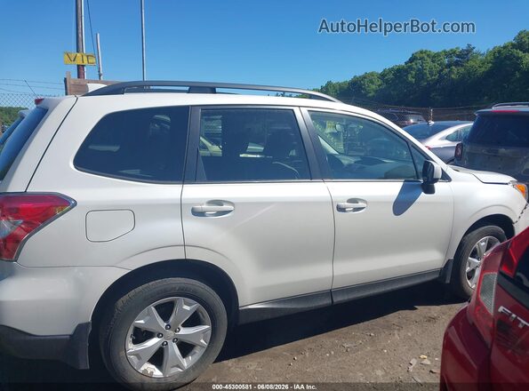 JF2SJADC6GH549120 2016 SUBARU FORESTER White Rear interior view