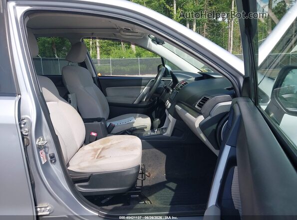 JF2SJAEC2JH532725 2018 SUBARU FORESTER Серебряный Вид салона спереди