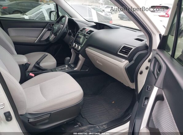 JF2SJAEC5HH509935 2017 SUBARU FORESTER White Вид салону спереду