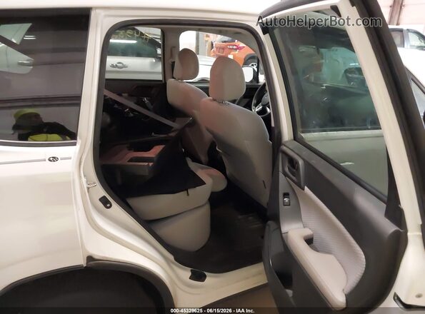 JF2SJAGC2JH495639 2018 SUBARU FORESTER White Widok naklejki z numerem VIN