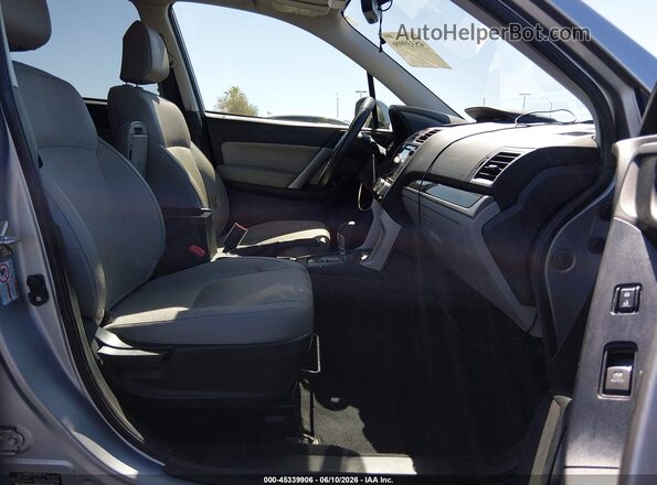 JF2SJAJC9JH518777 2018 SUBARU FORESTER Silver Front interior view