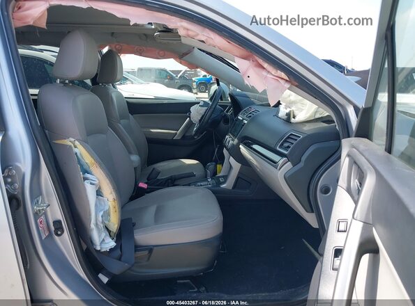 JF2SJARC7HH421673 2017 SUBARU FORESTER Серебряный Вид салона спереди