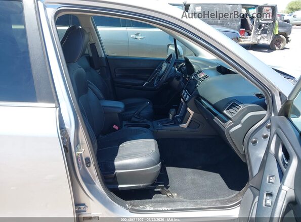 JF2SJAWC3HH429614 2017 SUBARU FORESTER Серебряный Вид салона спереди