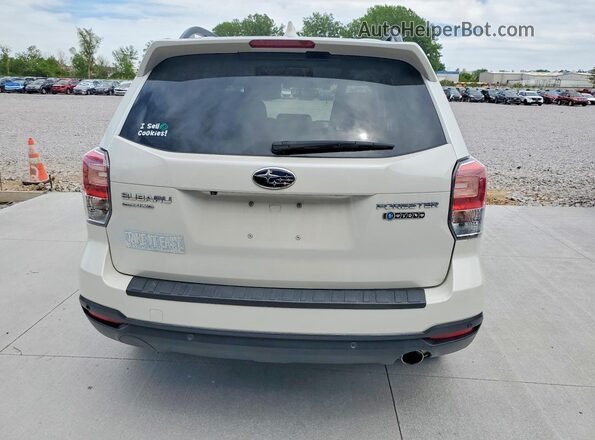 JF2SJAWC5JH528070 2018 SUBARU FORESTER White Вид ззаду