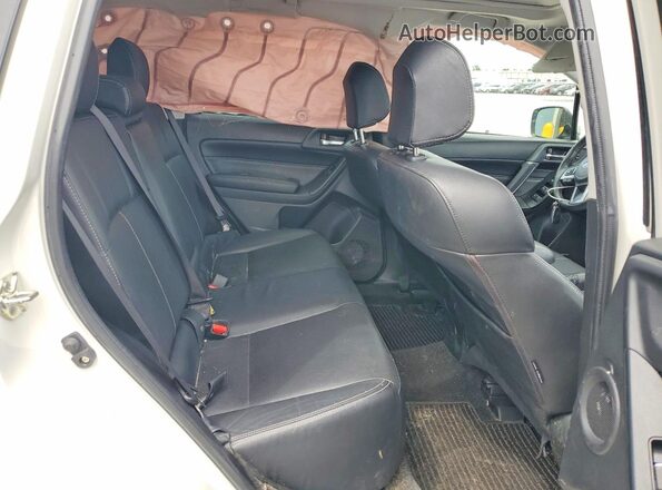 JF2SJAWC5JH528070 2018 SUBARU FORESTER White Вид задньої частини салону
