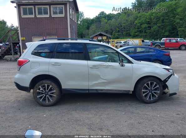 JF2SJGEC6JH567156 2018 SUBARU FORESTER White Widok wnętrza z tyłu