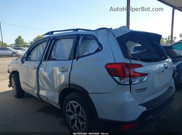 JF2SKAEC1NH408190 2022 SUBARU FORESTER White 360 interior view
