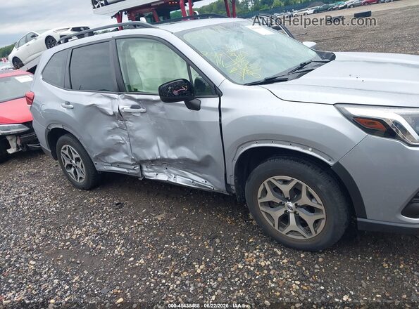JF2SKAEC2PH526185 2023 SUBARU FORESTER Серебряный Вид спереди