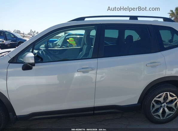 JF2SKAJC0MH452086 2021 SUBARU FORESTER White 360 interior view
